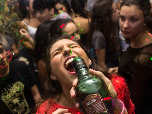 Person som dricker alkohol